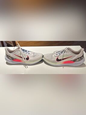Nike Winflo 9 Trainer White with colorful accents and Pink Swoosh